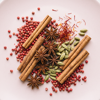 Spicy scents: pink pepper, cinnamon and saffron